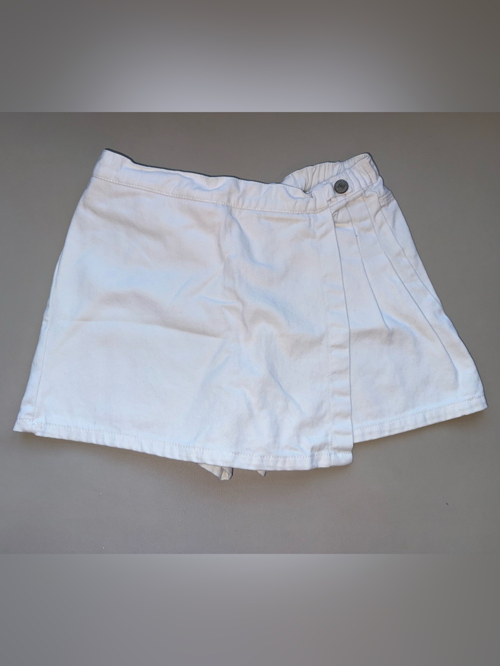 Girls' White Pleated-Detail Skort with Button Waist